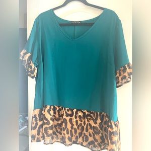 Green with leopard print ruffled 2x women’s blouse